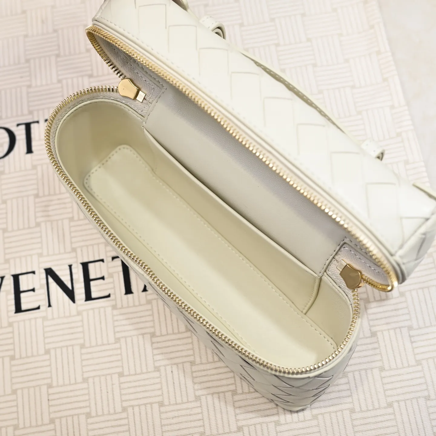 Batch 1360 Bottega Veneta 24 spring and summer woven zipper crossbody bag. A crossbody bag that can be used as a cosmetic bag. The exquisite weaving and compact body are an indispensable accessory for the upcoming summer. The double zipper also better protects the bag. It has a large capacity. If you like it, don’t miss it. Style number: 9109 Size: 22*12.5*5cm
